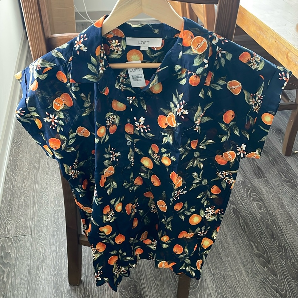 (Ann Taylor) LOFT. Citrus blouse oranges on navy blue size large. NWT  sfh pfh